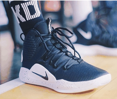 Swoosh Logo被放置在中潮牌资讯部的橡塑材质贴片上（Nike Hyperdunk X全方位测评 Nike HDX与Nike HDX低帮哪款更合适打水泥地）