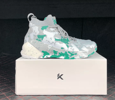  KT4是一款被配潮牌资讯色拯救的实战鞋（ KT4灰绿迷彩开箱测评 KT4灰绿迷彩实物欣赏）