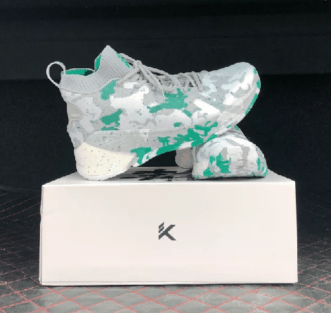  KT4是一款被配潮牌资讯色拯救的实战鞋（ KT4灰绿迷彩开箱测评 KT4灰绿迷彩实物欣赏）