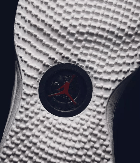 使得Air Jordan 33在实现缓震、支撑的同时还能让球鞋潮牌的包裹性更强呢 AJ33怎么松鞋带 很多在上脚AJ33的小伙伴抱怨AJ33太紧（AJ33耐磨吗 AJ33缓震怎么样）