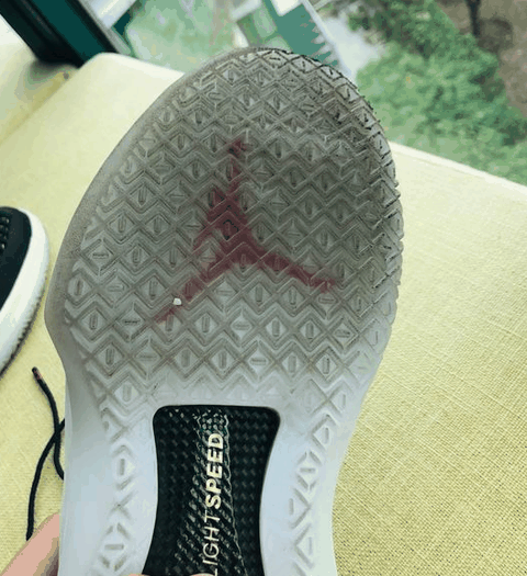 但是水晶底我还是不潮牌信息建议在水泥地上摩擦摩擦（AIR JORDAN 32 烟花优缺点 AIR JORDAN 32 烟花上脚感受）