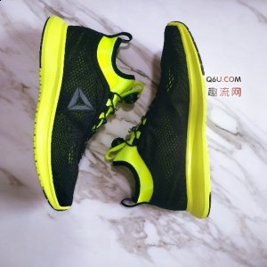 并且上图的鞋垫采潮牌汇潮牌网店用了类似硅胶的材质（reebok pump plus开箱测评 锐步pump plus值得入手吗）