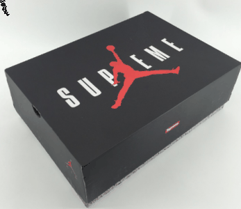创立于1994年的Supreme以象征品牌成潮牌汇潮牌网店立年份的“94”替代了Air Jordan 5 原本的“23”（AJ 5 Retro Supreme开箱图 Air Jordan 5 Retro “Supreme”怎么样）