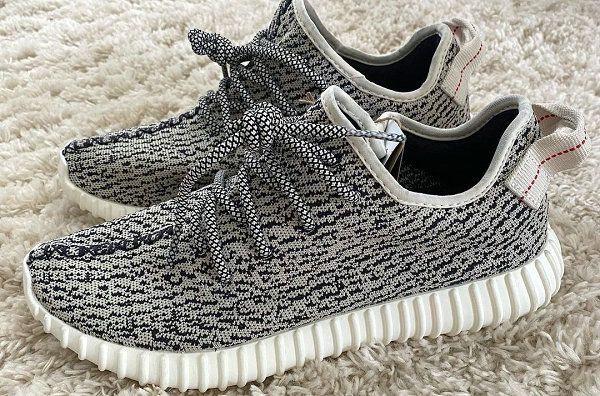 YEEZY Boost 350 最潮牌汇潮牌网初于 2015 年亮相（YEEZY 350“Turtle Dove”初代配色鞋款即将复刻回归）