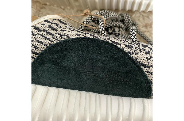 YEEZY Boost 350 最潮牌汇潮牌网初于 2015 年亮相（YEEZY 350“Turtle Dove”初代配色鞋款即将复刻回归）