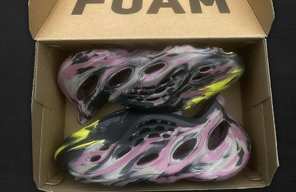  Yeezy Foam Runner 全新“潮牌品牌MX Carbon”配色鞋款 每双 90 美金（Yeezy Foam Runner 全新“MX Carbon”配色鞋款即将登场）