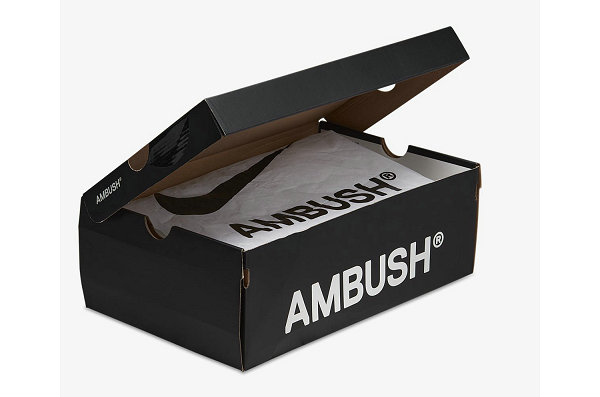 在拥有复古气息的同时潮牌商城鞋身线条也充满肌肉力量感（AMBUSH x 耐克全新联名 Adjust Force 鞋款系列发售详情公布）