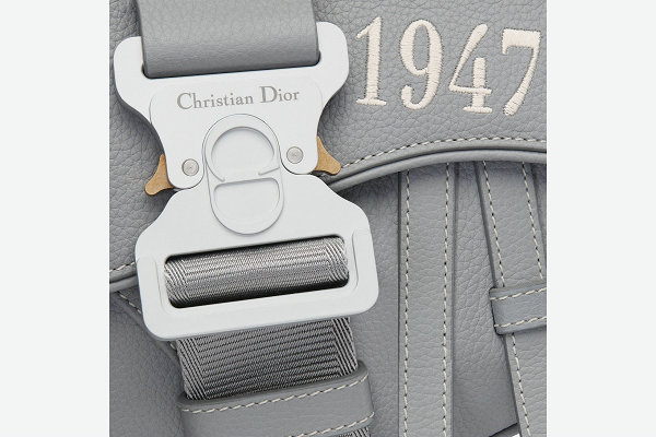 灰色是迪奥设计潮牌信息师最喜欢的颜色（迪奥全新“Christian Dior 1947”手袋胶囊系列亮相）