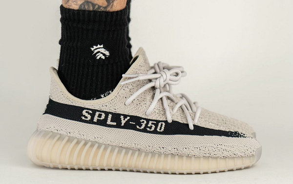  YEEZY 350 V2 全新“潮牌商城Slate”配色鞋款 每双 $230（YEEZY 350 V2 全新“Slate”配色鞋款即将来袭）