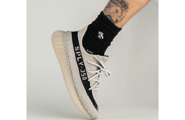  YEEZY 350 V2 全新“潮牌商城Slate”配色鞋款 每双 $230（YEEZY 350 V2 全新“Slate”配色鞋款即将来袭）