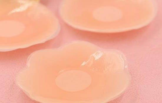 目前胸贴胶水由坏到好排名依次是AB胶、医用硅胶、强力胶和生物胶哪种潮牌品牌比较好看？（胸贴里面粘粘的是什么 胶水是胸贴的灵魂 ）