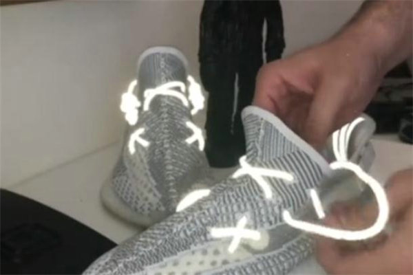 而是因为鞋带! 国外的球鞋玩家用 Yeezy Boost 350 V2 创造出一种 KAWS 主题的鞋带系法 潮牌冬季如何御寒提醒（yeezy鞋带系法是怎么样的 ）