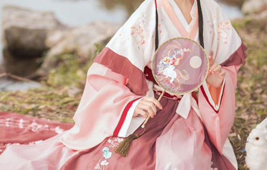 交领汉服怎么穿 汉服交领襦裙的特色 哪种潮牌品牌比较好看？（交领汉服怎么穿 汉服交领襦裙的特色 ）
