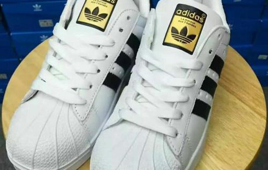 而三叶草的logo是三片叶子的三叶草造型哪种潮牌品牌比较好看？（adidas三叶草鉴定方法 adidas和三叶草有什么区别 ）