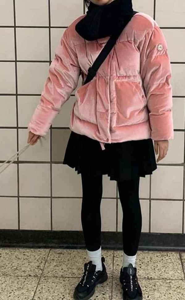  粉色羽绒服+黑色褶边制服短裙 日系风格十足的甜美配搭哪种潮牌品牌比较好看？（短款羽绒服怎么搭配下装 裤子裙子都不能抛弃美丽 ）