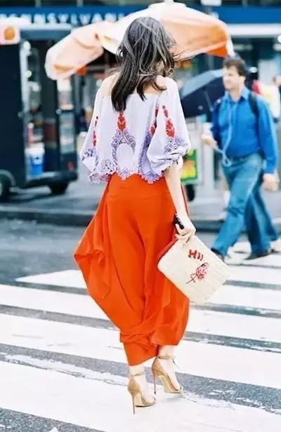  热烈鲜艳的橘红色和热情似火的夏天登对程度达到100%哪种潮牌品牌比较好看？（穿什么颜色的衣服显白 穿上这些颜色，让你显白10个度！ ）