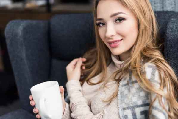  最爱在冬天穿裙子的名媛奥利维亚 2022秋冬潮牌新款推荐（大衣与裙子搭配图片 大衣与裙子完美搭配美极了 ）