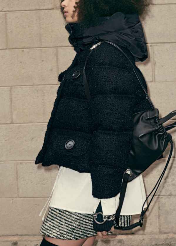  Moncler Women Fall-Winter 2017/18 Collection： 蒙口（Moncler）的2017新款已上市 潮牌冬季如何御寒提醒（Moncler是什么牌子 来自法国的「羽绒之王」 ）