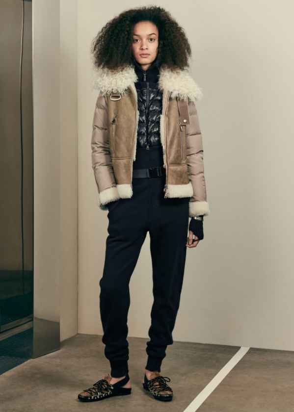  Moncler Women Fall-Winter 2017/18 Collection： 蒙口（Moncler）的2017新款已上市 潮牌冬季如何御寒提醒（Moncler是什么牌子 来自法国的「羽绒之王」 ）