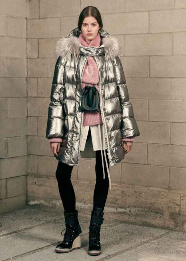  Moncler Women Fall-Winter 2017/18 Collection： 蒙口（Moncler）的2017新款已上市 潮牌冬季如何御寒提醒（Moncler是什么牌子 来自法国的「羽绒之王」 ）