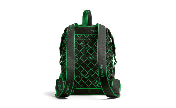 葆蝶家 WEBBING 包袋系列全新配色亮相，黑绿条纹