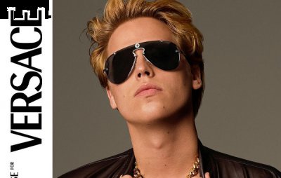  Versace x Cole Sprouse 全新联名系列 预计未来几天内正式入场 潮牌冬季如何御寒提醒（Versace x Cole Sprouse 全新联名系列登场）