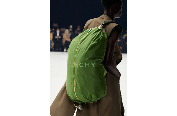 同时又将独特的尼龙材料与特别研发的 4G 拉链和「GIVENCHY」字符融入其中 2022秋冬潮牌新款推荐（Givenchy 纪梵希全新“G ZIP”包袋系列发布）