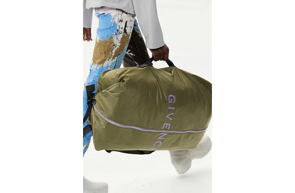 同时又将独特的尼龙材料与特别研发的 4G 拉链和「GIVENCHY」字符融入其中 2022秋冬潮牌新款推荐（Givenchy 纪梵希全新“G ZIP”包袋系列发布）