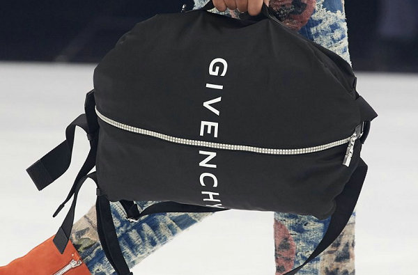 同时又将独特的尼龙材料与特别研发的 4G 拉链和「GIVENCHY」字符融入其中 2022秋冬潮牌新款推荐（Givenchy 纪梵希全新“G ZIP”包袋系列发布）