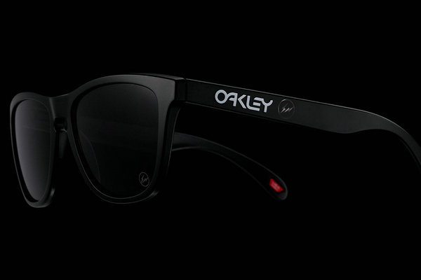 眼镜套装还将配有一个微型眼镜包和一个特殊的手提箱哪种潮牌品牌比较好看？（Oakley x fragment design 联名眼镜及服装系列发售）