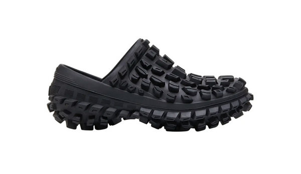 巴黎世家全新鞋款「Defender Extreme Tire Tread Clogs」2.jpg