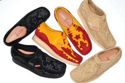  这次合作的鞋款主打皮面贴花设计 2023年最新流行（Supreme x Clarks Originals 联名系列发售）