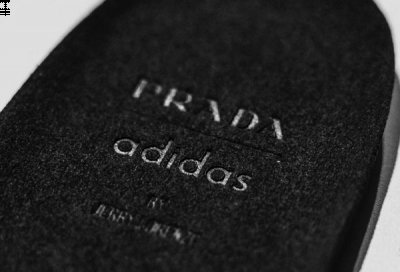 其中一双鞋的鞋垫印有 Prada 标志、「adidas by Jerry Lorenzo」字样 哪种潮牌品牌（adidas x Prada 全新联名系列曝光）